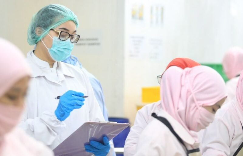 Inspektur Mutu KKP melaksanakan inspeksi penerapan standar sanitasi dan hygiene di unit pengolahan ikan (UPI) sebagai salah satu syarat sertifikasi HACCP untuk pemenuhan persyaratan ekspor beberapa waktu lalu (dok. BPPMHKP/Kementerian Kelautan dan Perikanan).
